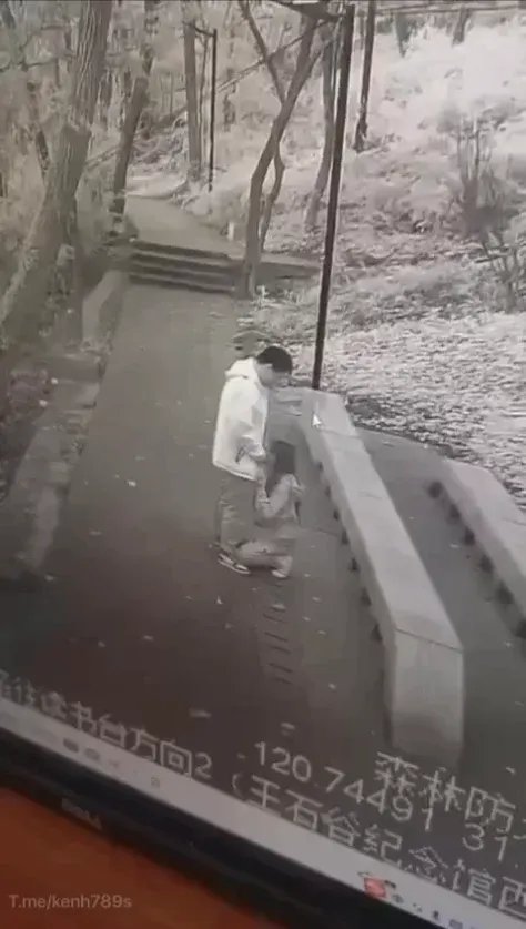 Bú cu public bị camera ghi hình lại
