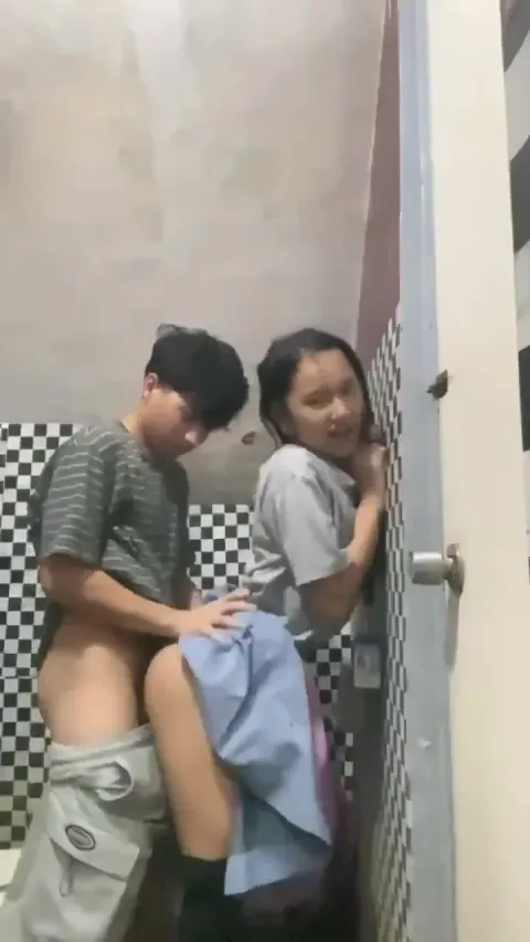 Bạn thân dắt nhau vào toilet trường học đụ nhau liều lĩnh là đụ không bao.