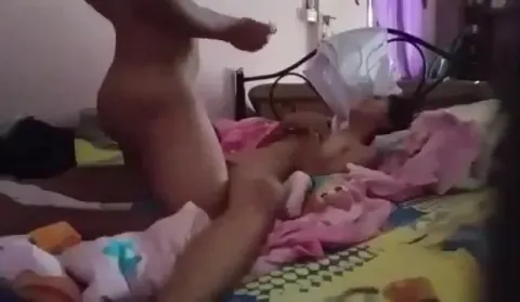 Em gái 2k4 còn đang mê man say ngủ anh họ thấy ngủ ko mặc đề liền leo lên đụ.