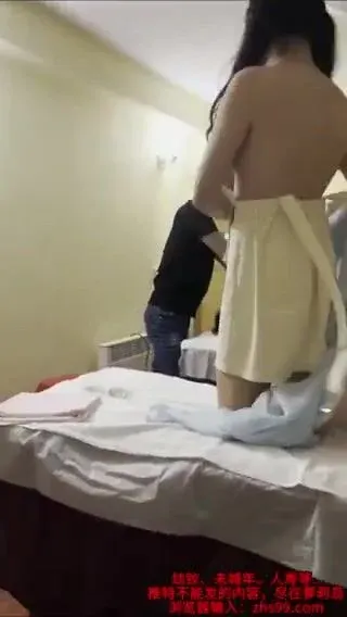Đi massage vợ bị đụ kế bên mà chồng không biết