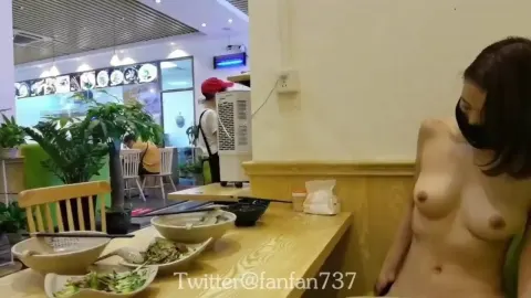 Khoả thân trong quán ăn đông người