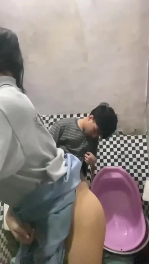 Anh họ liều lĩnh bắt em gái bú cu rồi đụ luôn không bao.