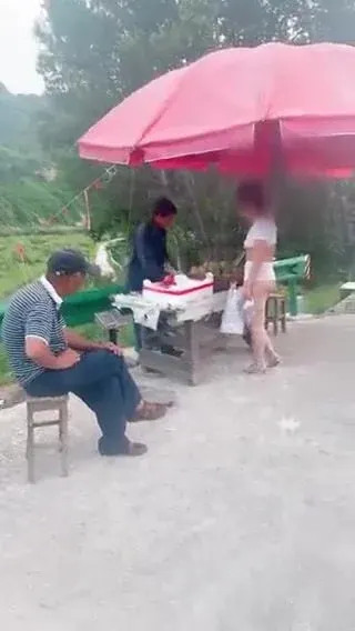 Cô gái ở chuồng hỏi thăm đường mấy ông già 2
