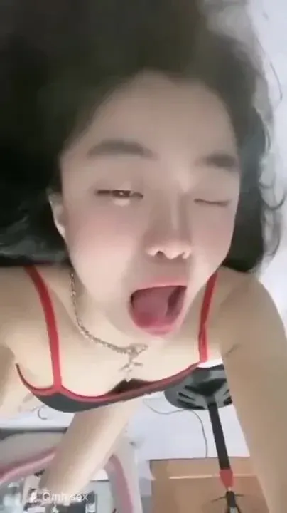 Em sinh viên thủ dâm trong sự khoái cảm