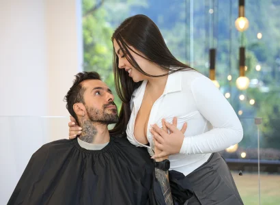 Em chủ tiệm cắt tóc hàng múp gạ địt anh khách cu bự