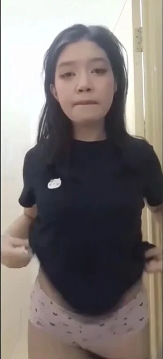 Gạ địt được em sinh viên mới lớn mũm mĩm sướng vl ra